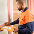 Afbeelding: Postbezorger PostNL in Wezep