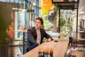man zit aan de bar