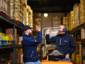 Twee magazijnmedewerkers bij bidfood geven high five aan elkaar