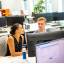 HR medewerkers overleggen voor computer