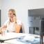 Hr medewerker neemt telefoon aan