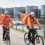 Twee bezorgers van Thuisbezorgd op de fiets