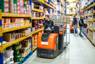 Reachtruck chauffeur aan het werk in magazijn