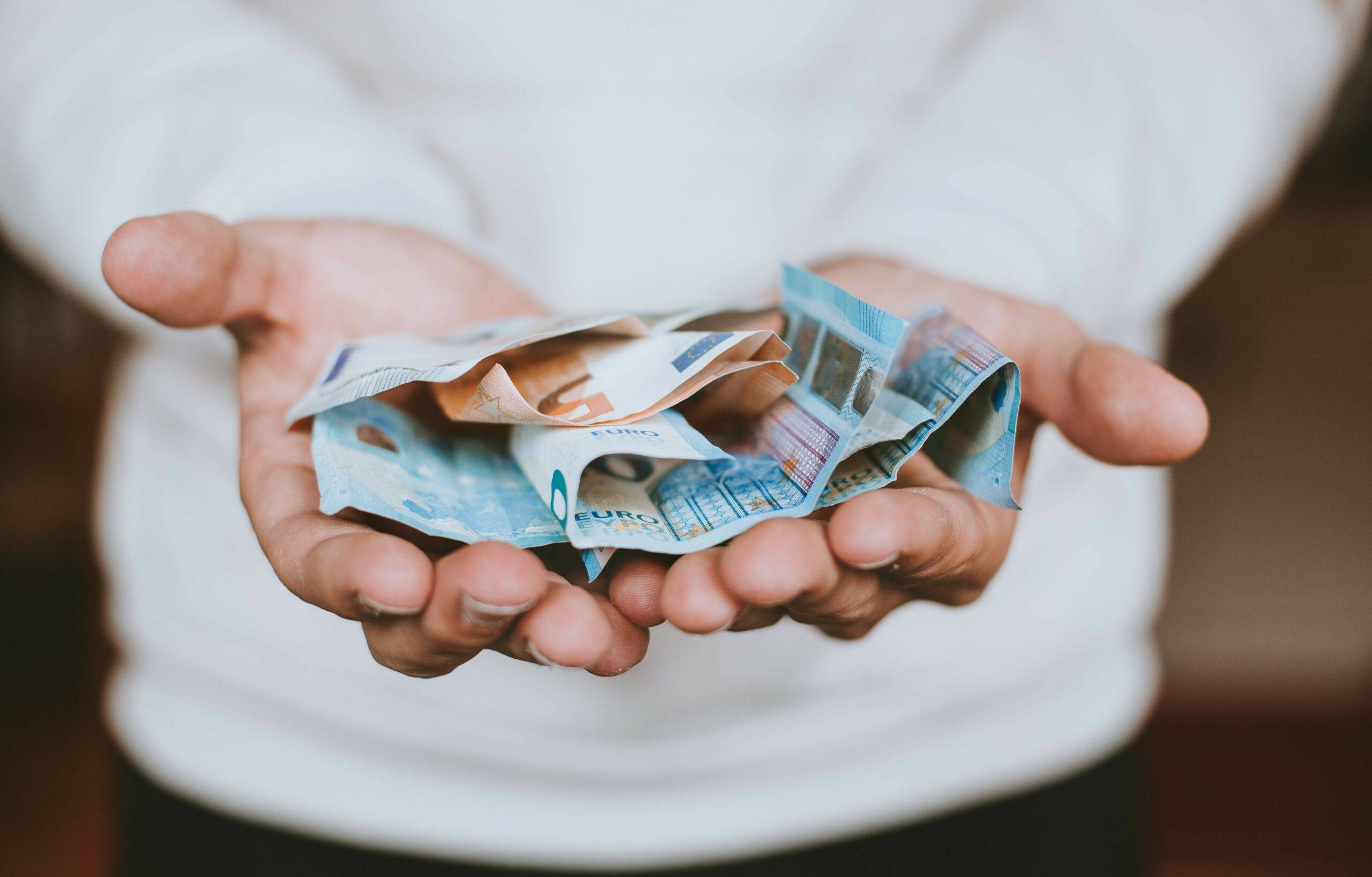 Handen met euro biljetten