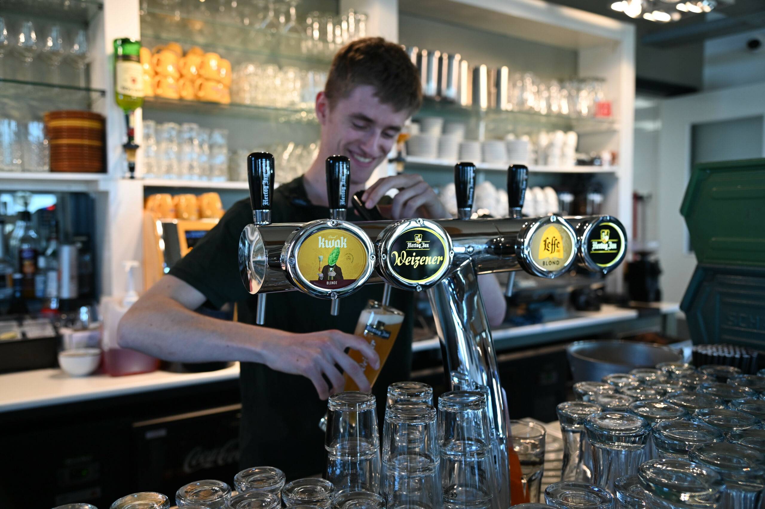 Barmedewerker tapt een biertje