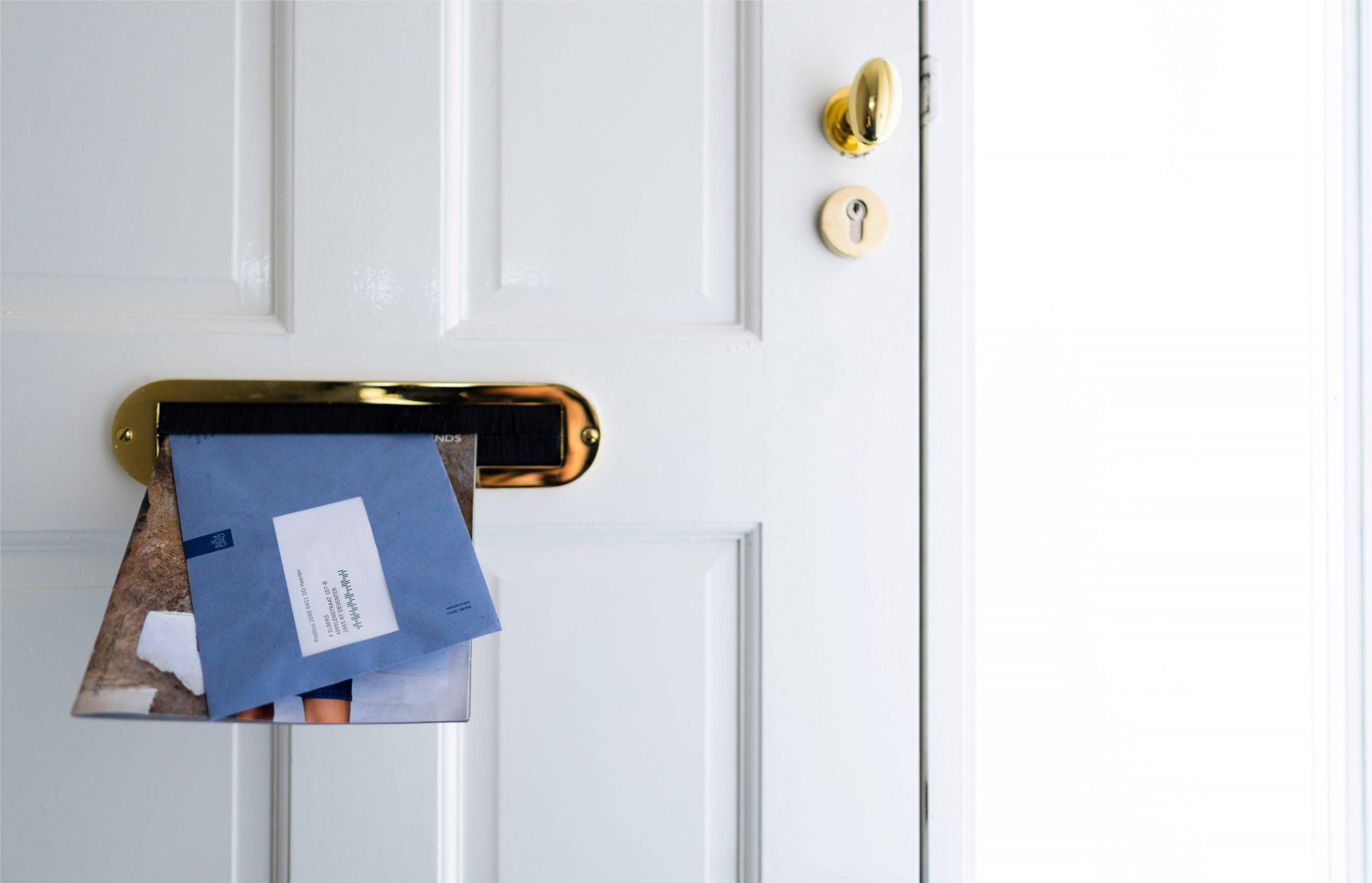 Brievenbus met belastingdienst enveloppe