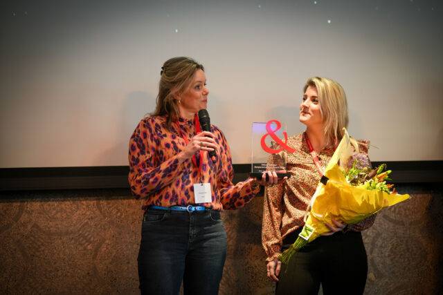 Wies van 't Slot met microfoon wint award beste recruitmentbureau