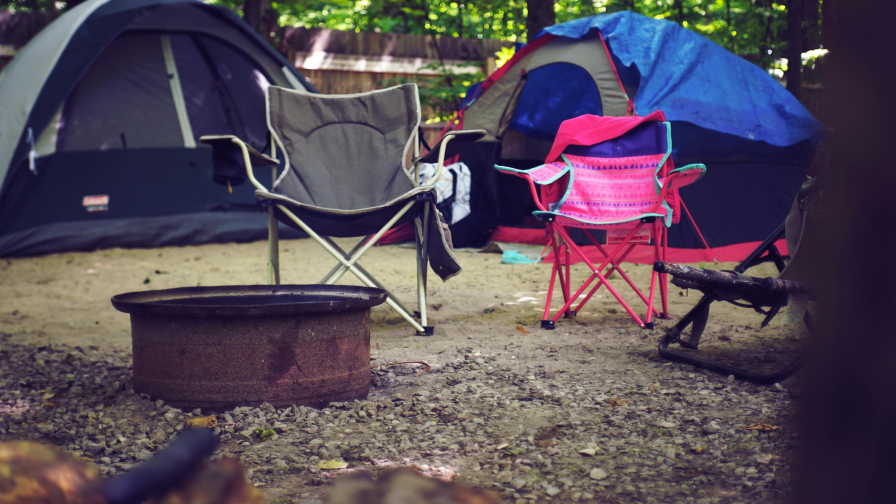 Camping met twee tenten en campingstoelen
