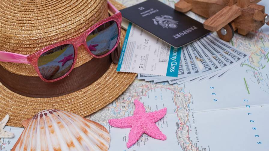 Landkaart met tickets en zonnebril met hoed