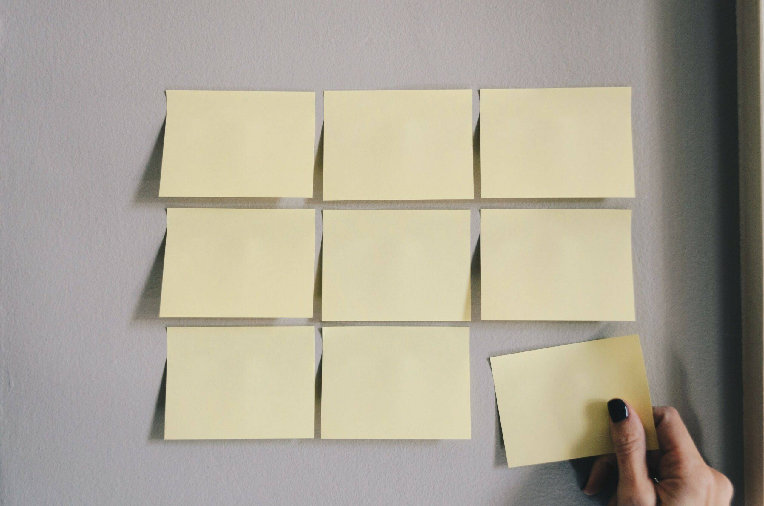 post-its op muur