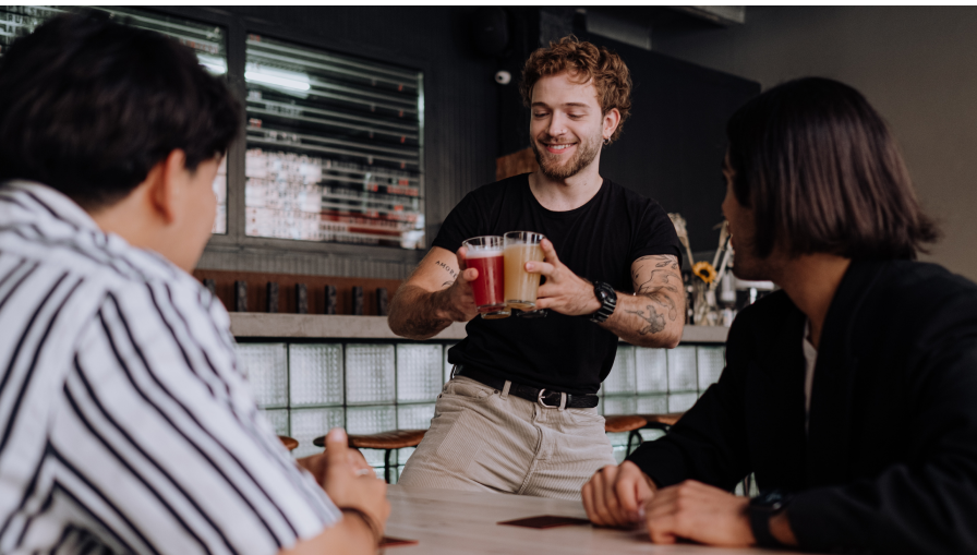 Bedieningsmedewerker serveert twee drankjes