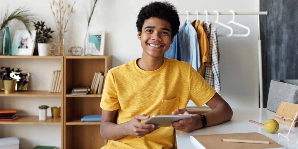 Jongen met tablet in de handen