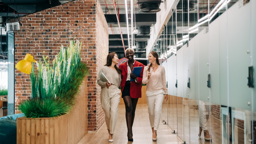 drie vrouwen lopen in de gang