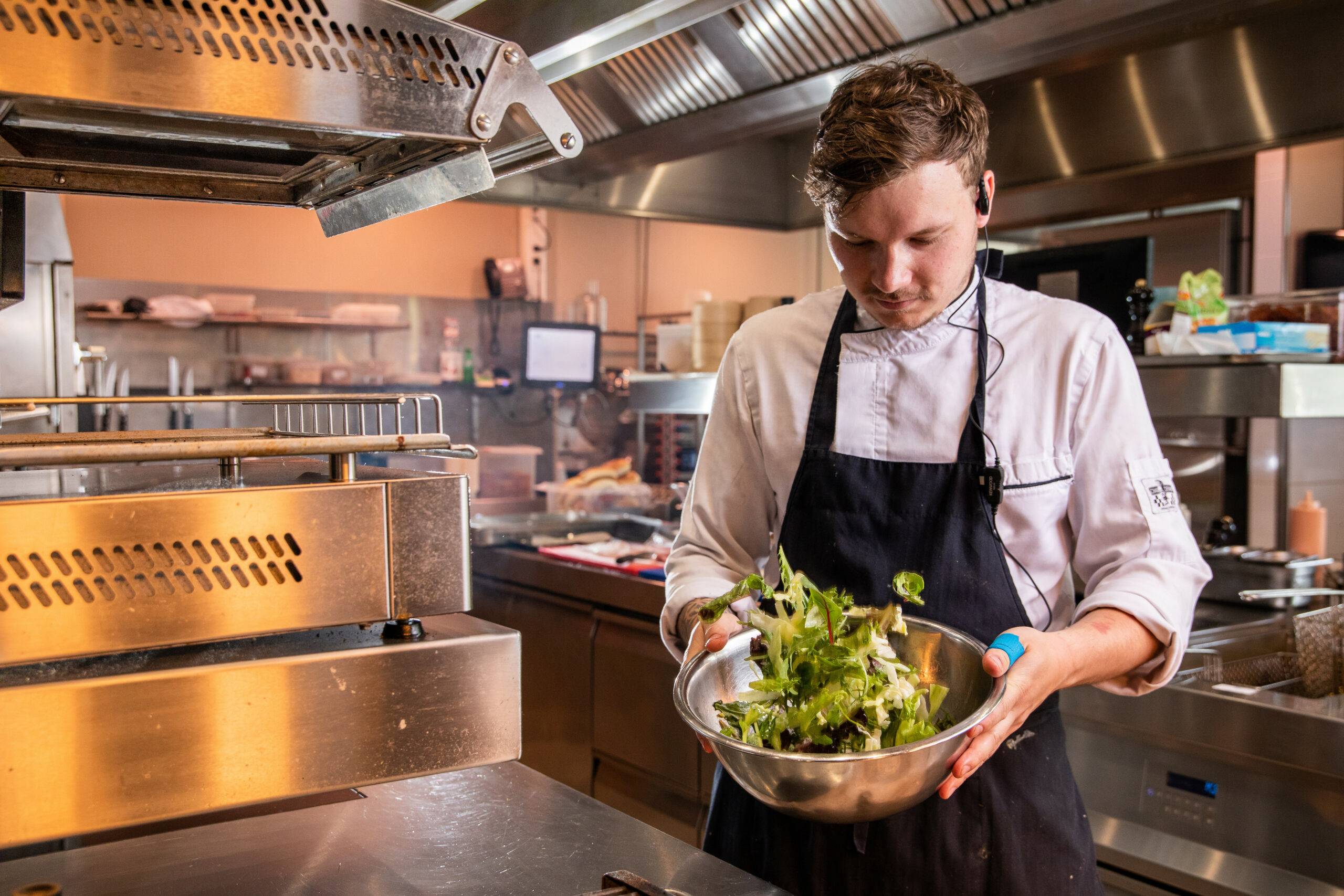Kok schudt salade