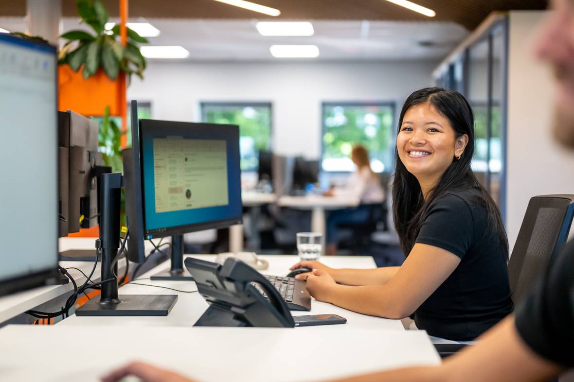 Ponnia achter computer op het 365werk kantoor