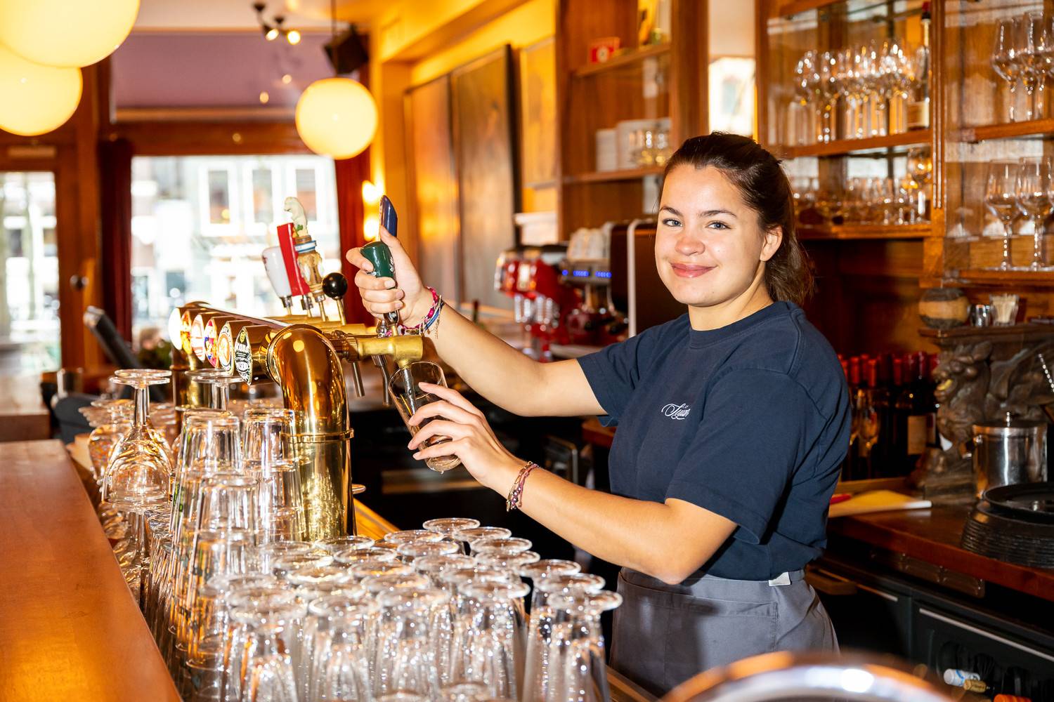 Barmedewerker tapt biertje in de Sigaar