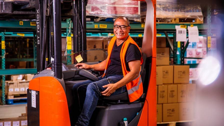 Heftruckchauffeur in magazijn