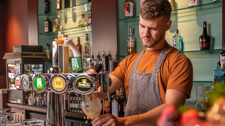 Barmedewerker bij Werkman groningen tapt biertje