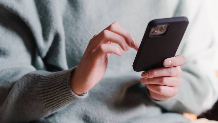 Telefoon in handen en aan het typen
