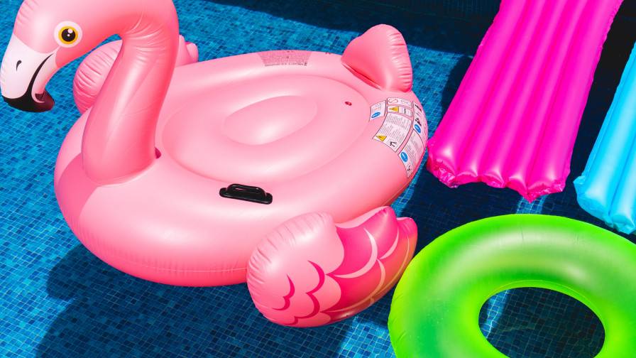 Zwembad met opblaas flamingo