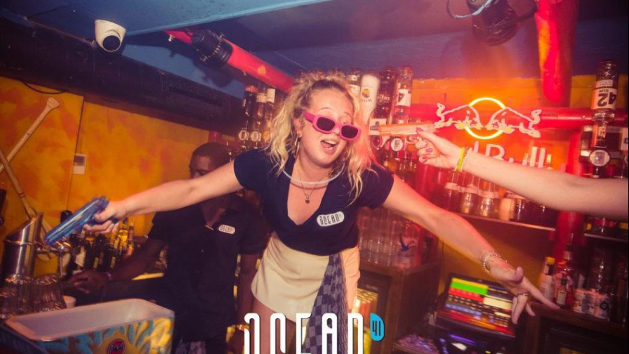 Barmedewerker ocean41 in Groningen danst op bar