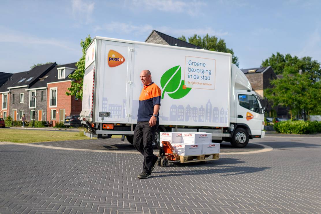 Pakketbus van PostNL bezorger met pakketten