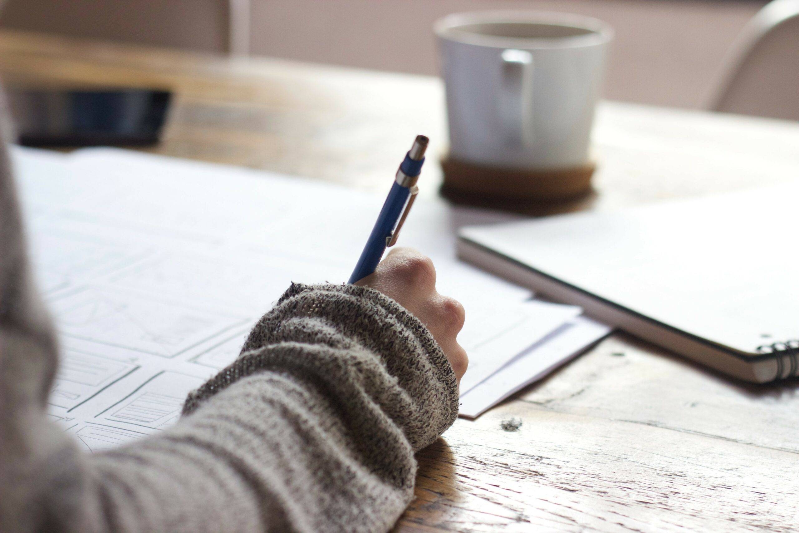 Hand met pen schrijven