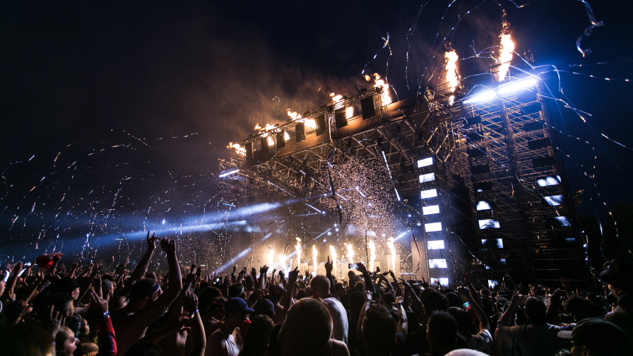 Festival podium met vuurwerk