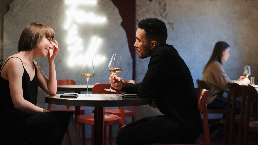 Etentje in een restaurant tussen man en vrouw met glas wijn