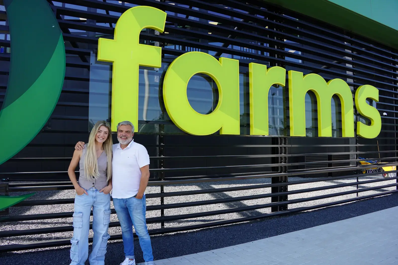 Logo van Q-farms aan de gevel van het magazijn