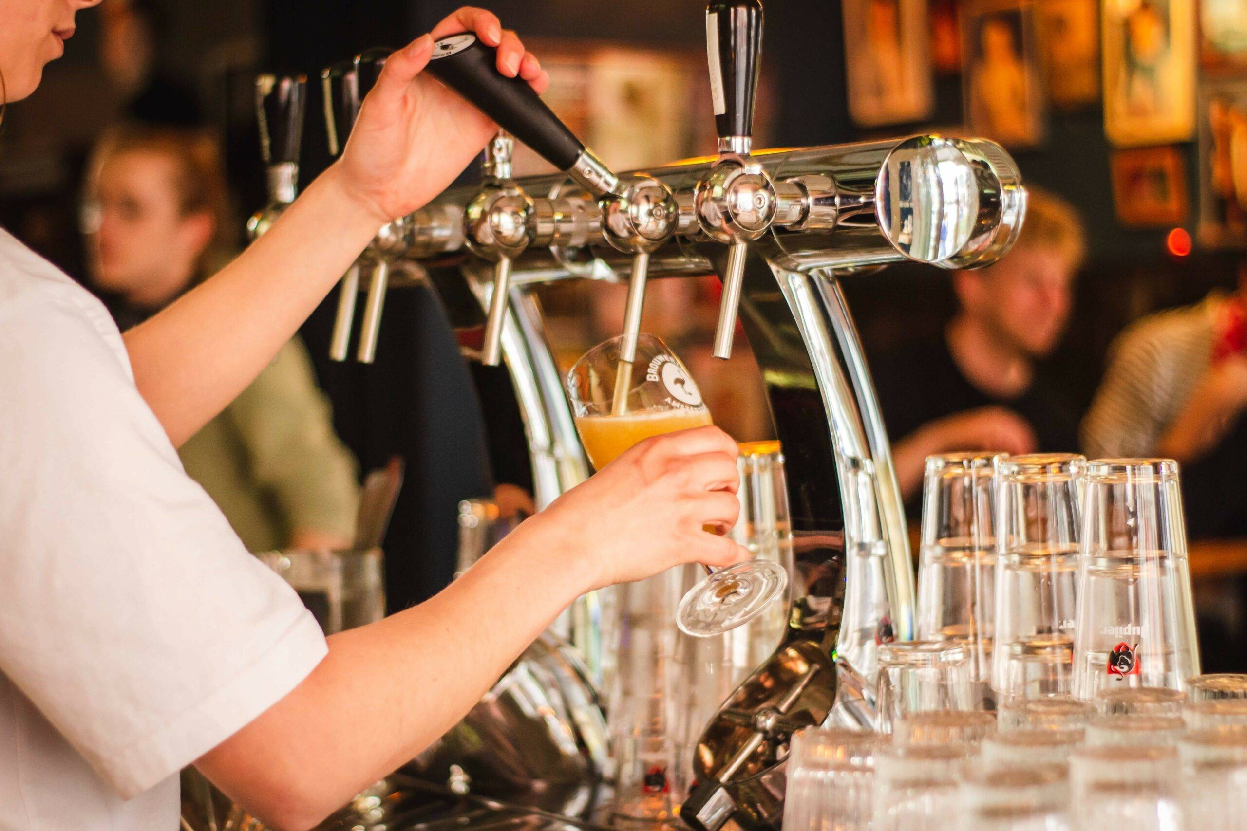 Barmedewerker tapt een biertje