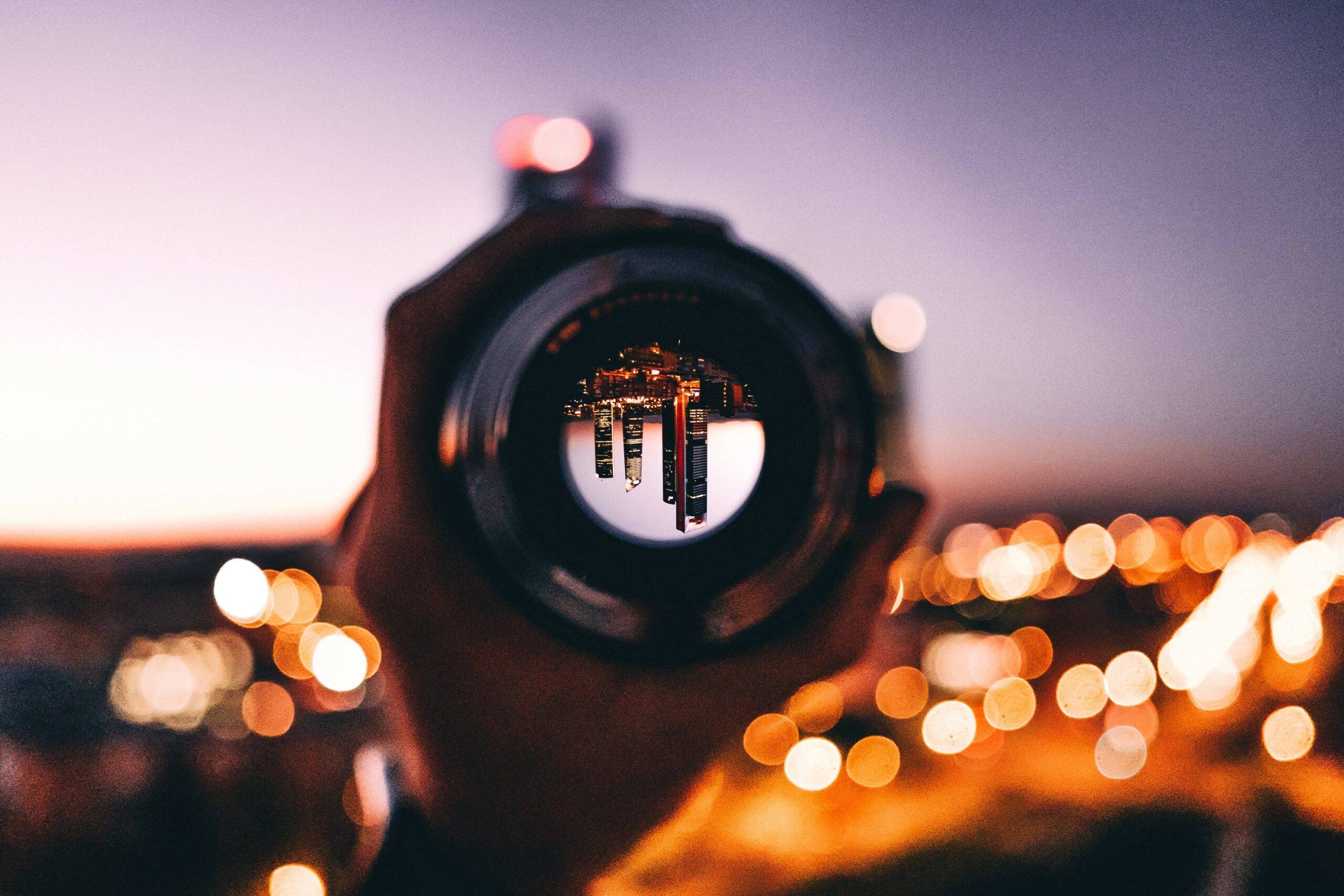 verrekijker op grote stad