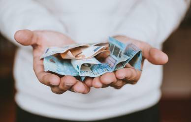 Euro biljetten in hand