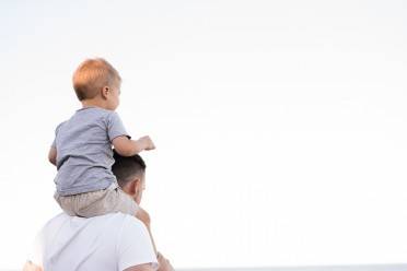 Baby op de nek van vader