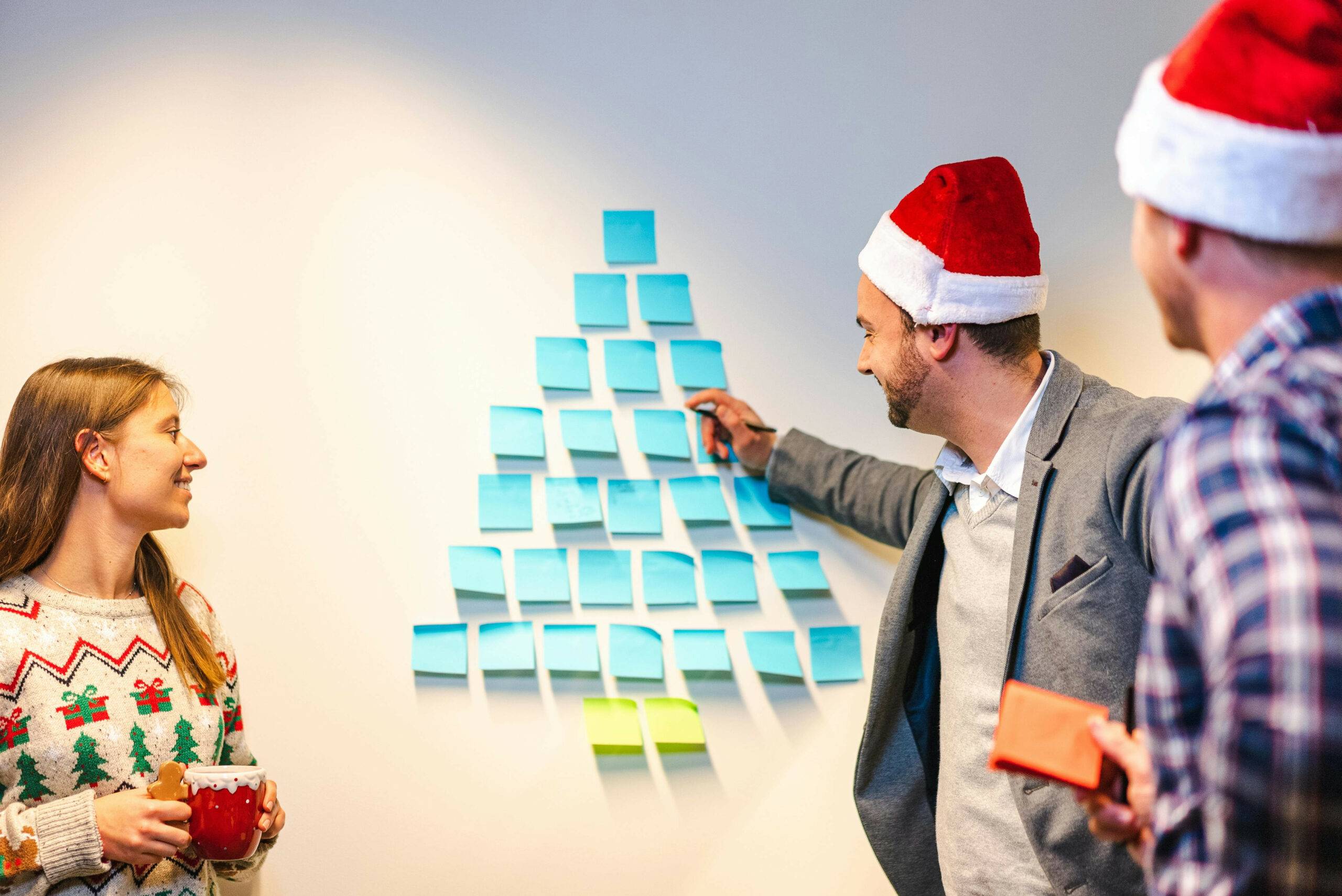 Post-its in kerstboom en kerstmutsen op