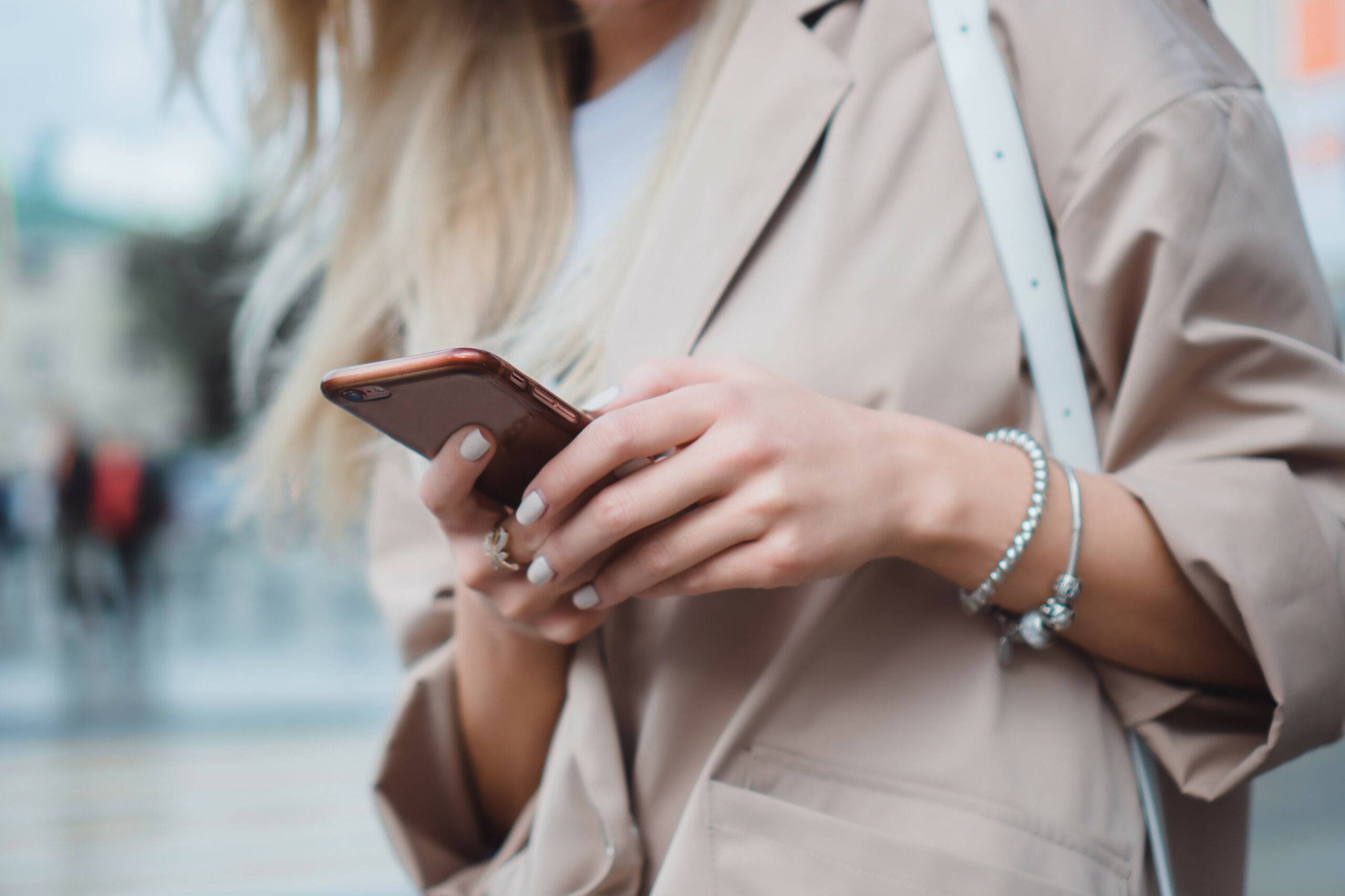 Vrouwen handen typt op telefoon