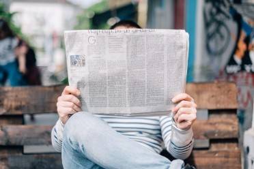 man leest krant