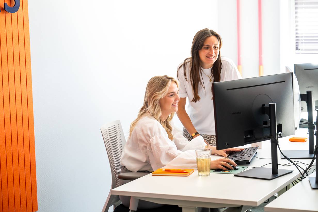 marketing medewerkers achter computer op kantoor 365werk