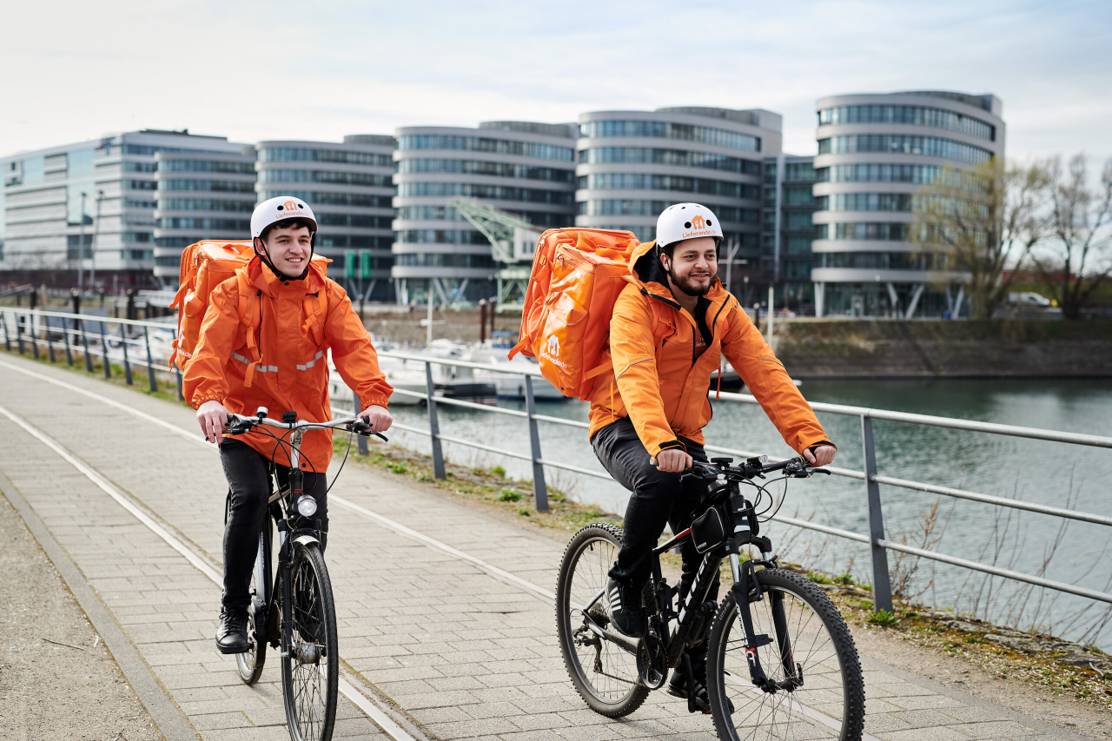 Twee bezorgers van thuisbezorgd op de fiets