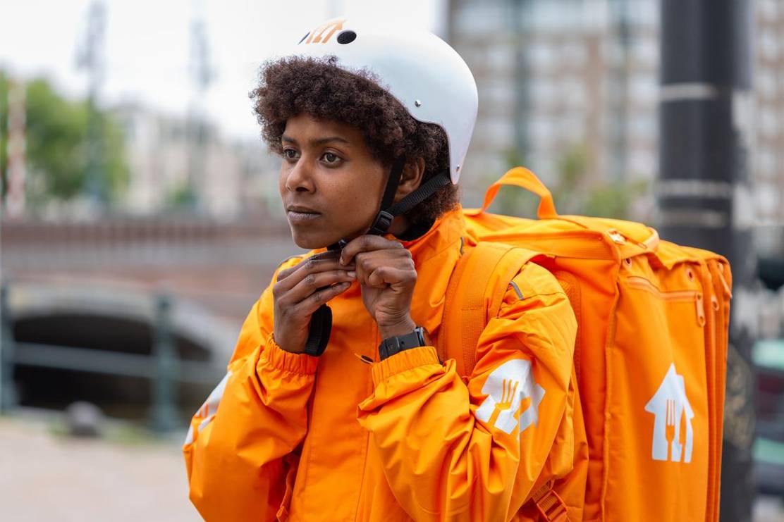 bezorger van Thuisbezorgd doet helm op