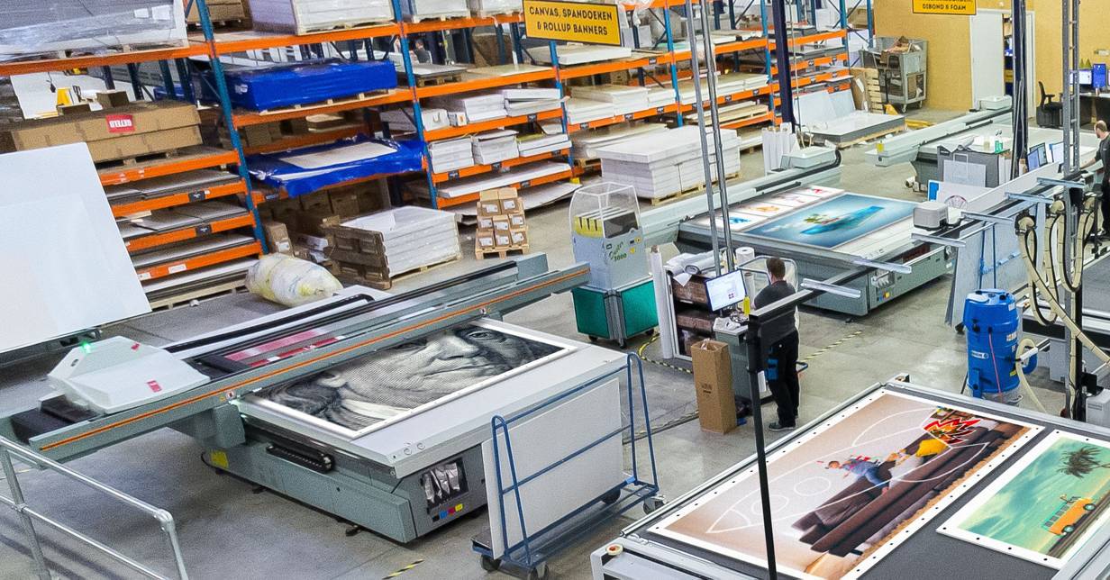 Canvas wordt bedrukt in magazijn van SImian