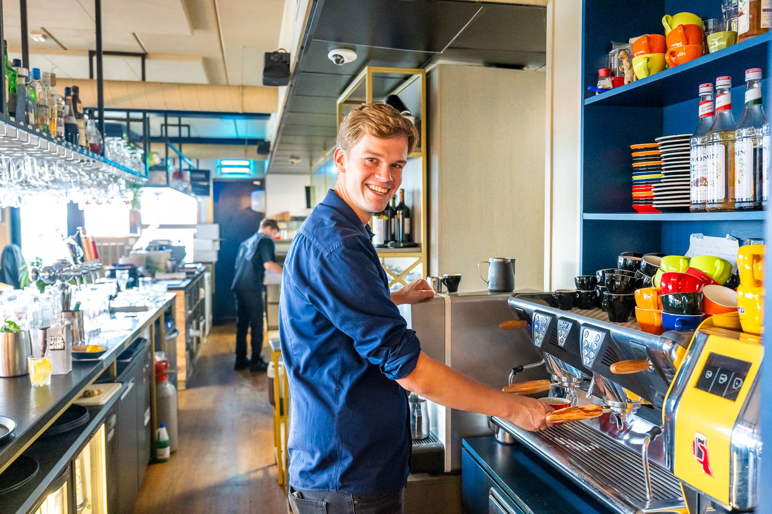 Barista bij koffieautomaat
