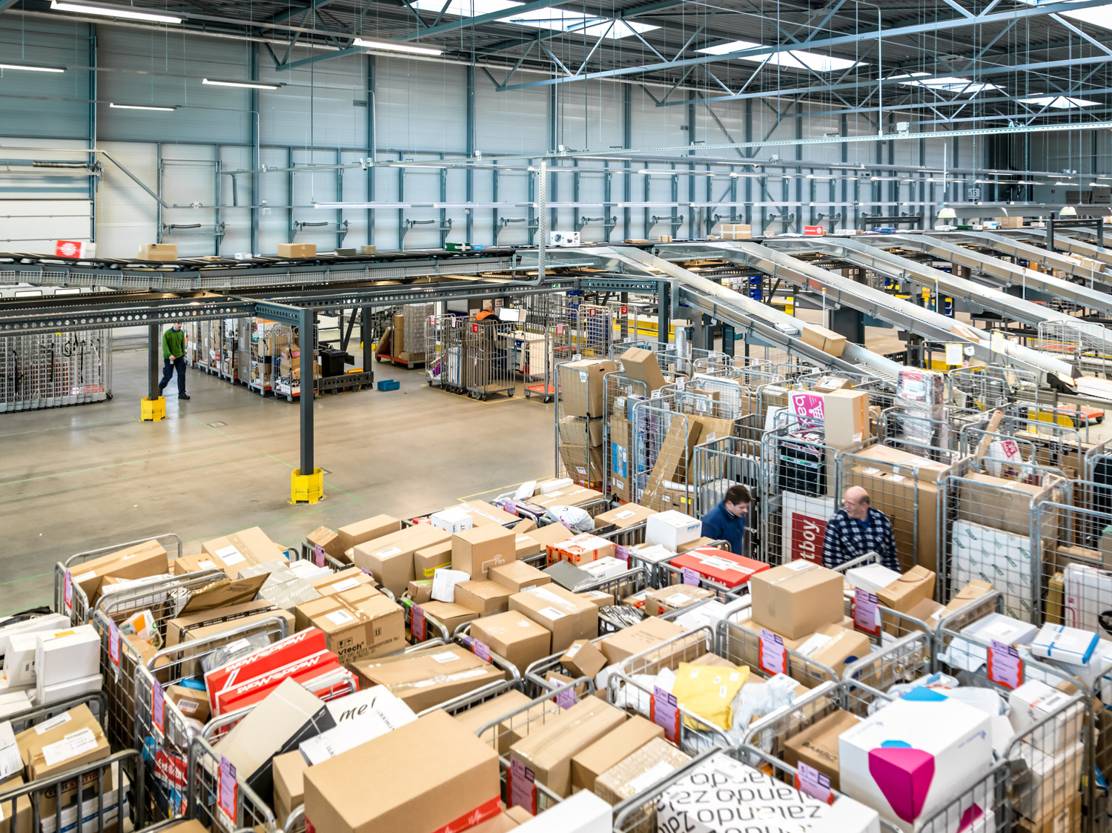 Depot POSTNL met pakketten en containers