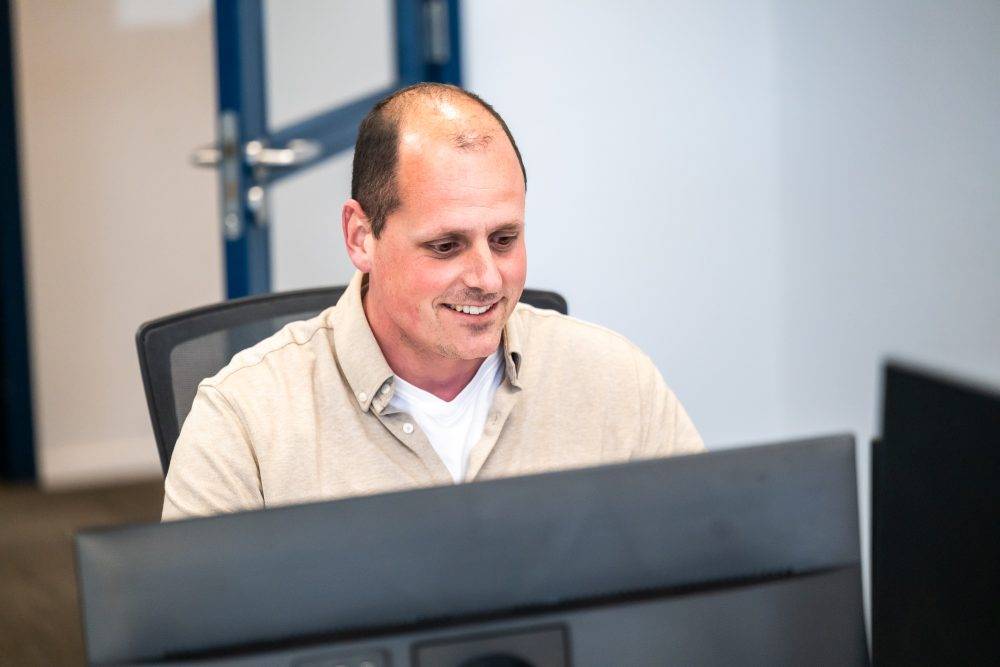 collega 365werk werkt achter computer