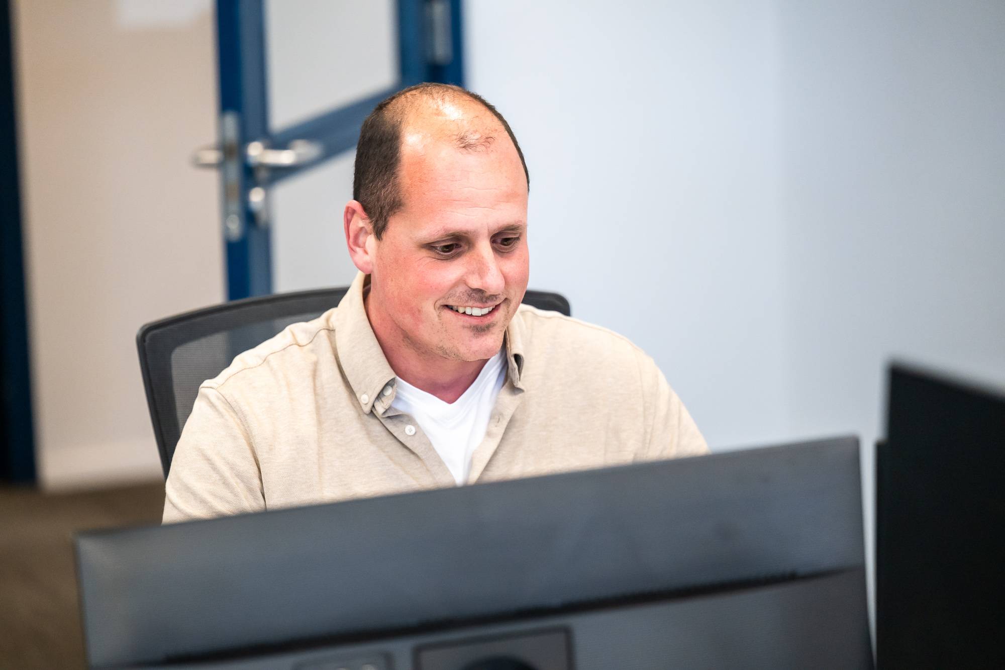 collega 365werk werkt achter computer