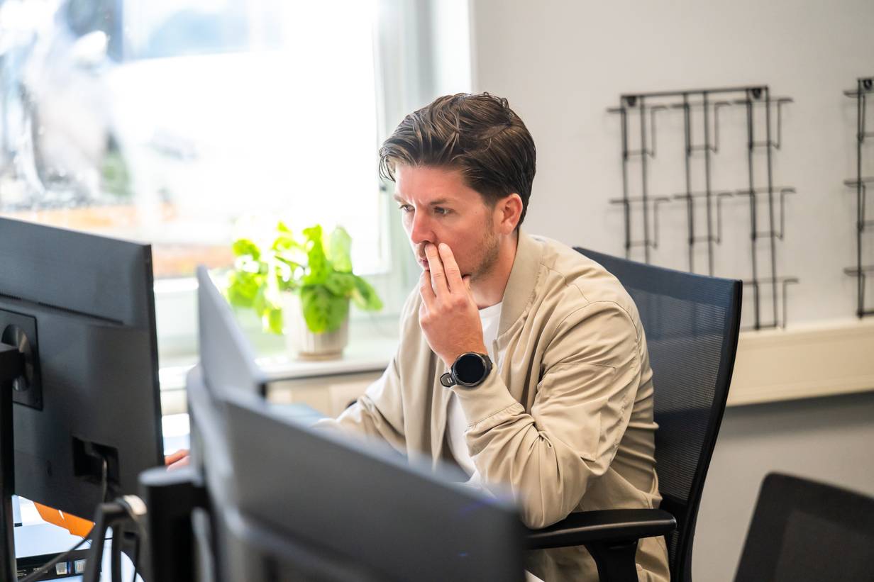 Collega van 365Werk aan het werk achter bureau