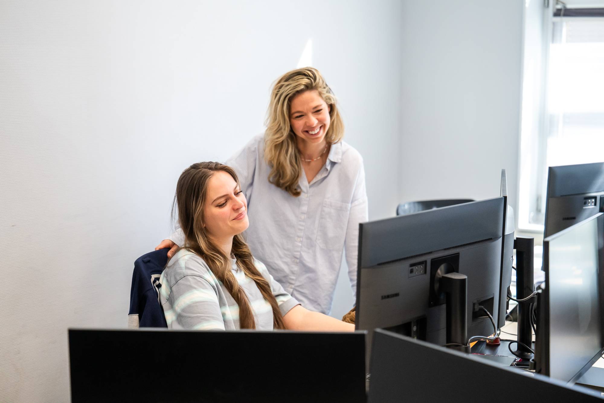Collega's 365werk wijzen naar computerscherm
