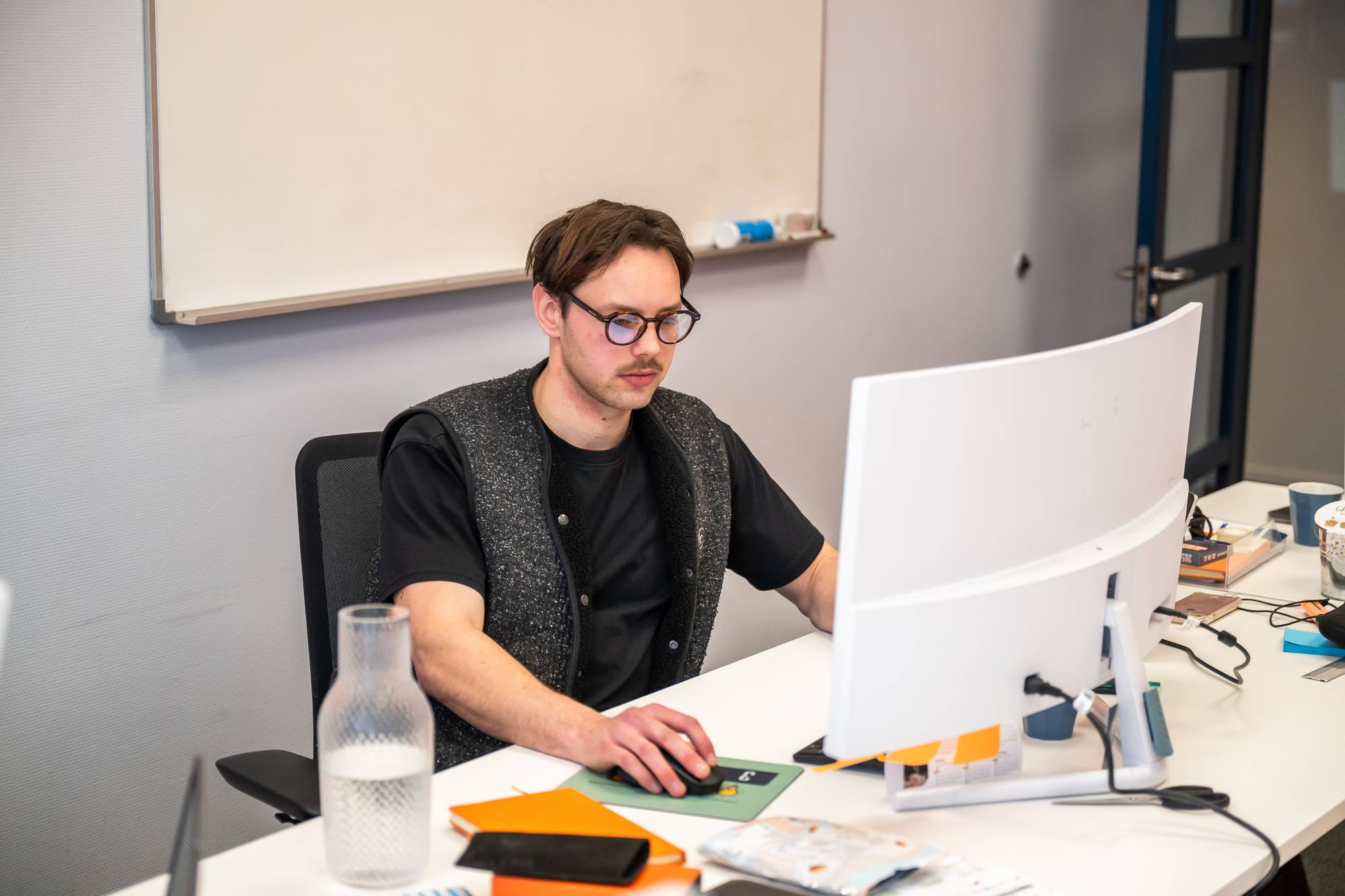Financieel medewerker 365werk achter computer