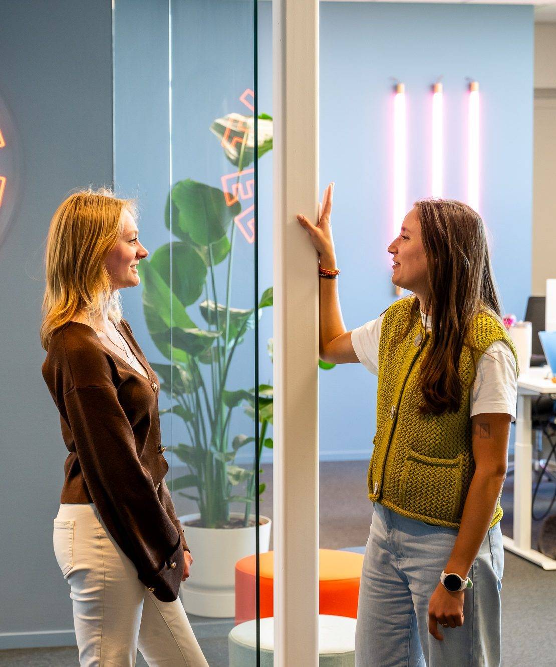 collega's hebben gesprek in de gang kantoor 365werk