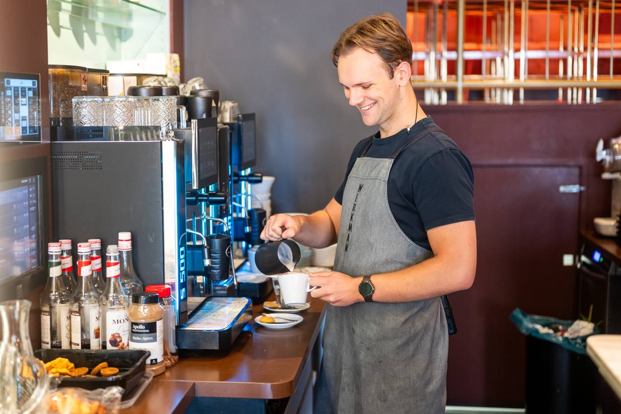 Barista bij Werkman Groningen schenkt koffie in